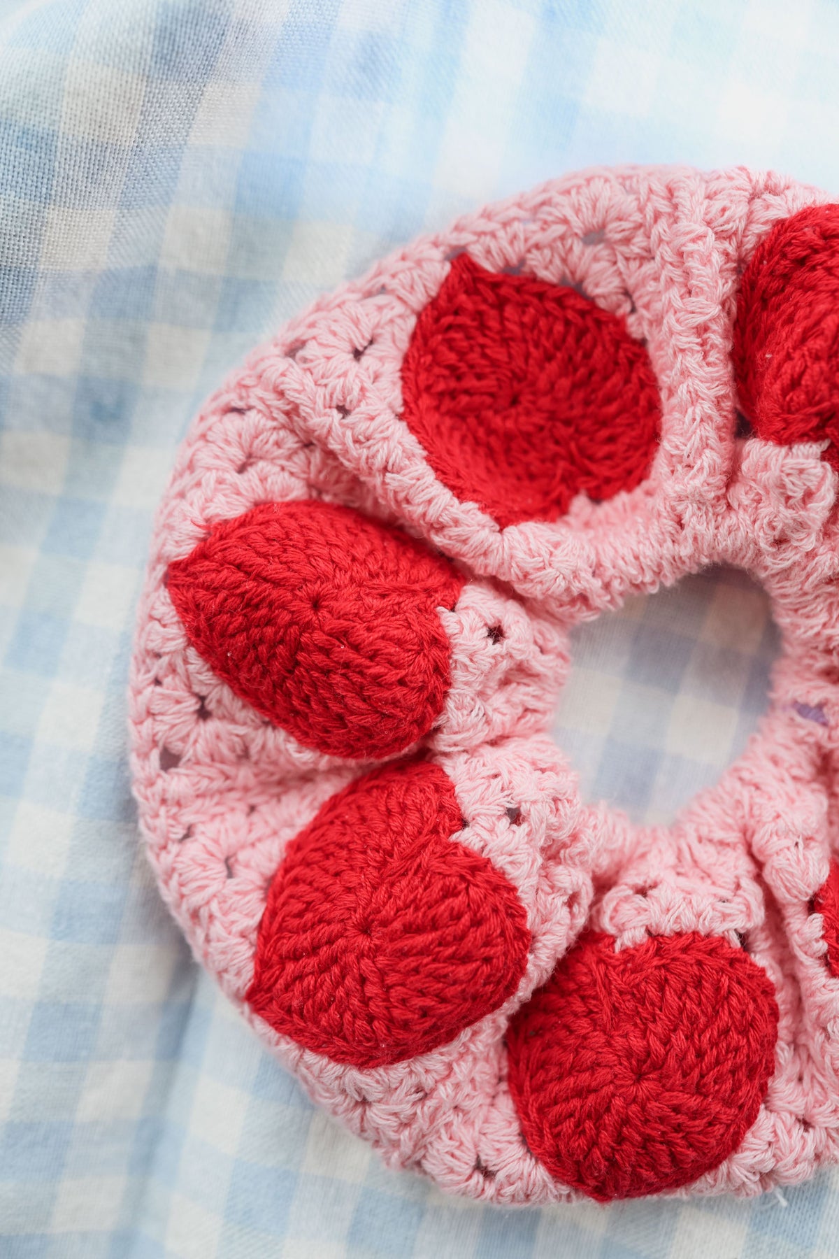 Chouchou Davy - rose en crochet
