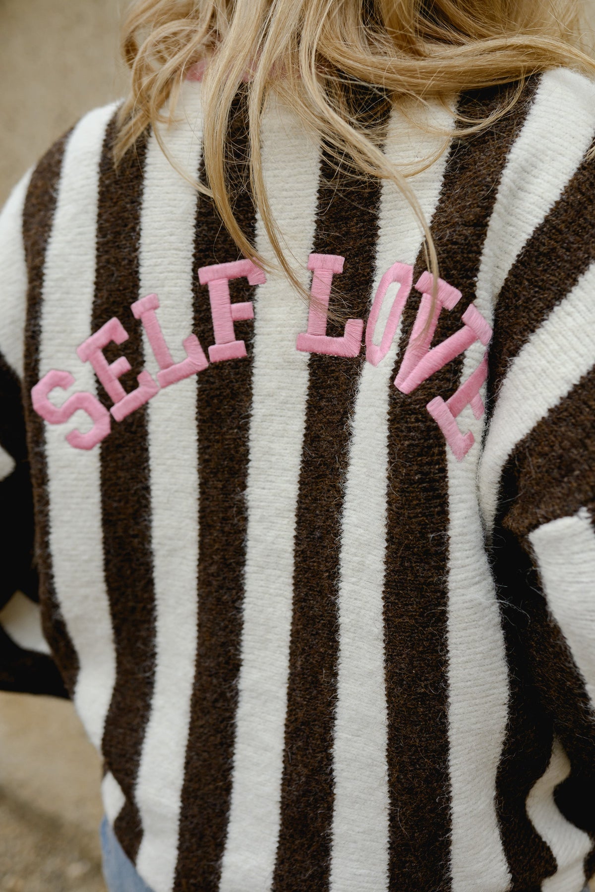 Pull Self Love - brun à lignes
