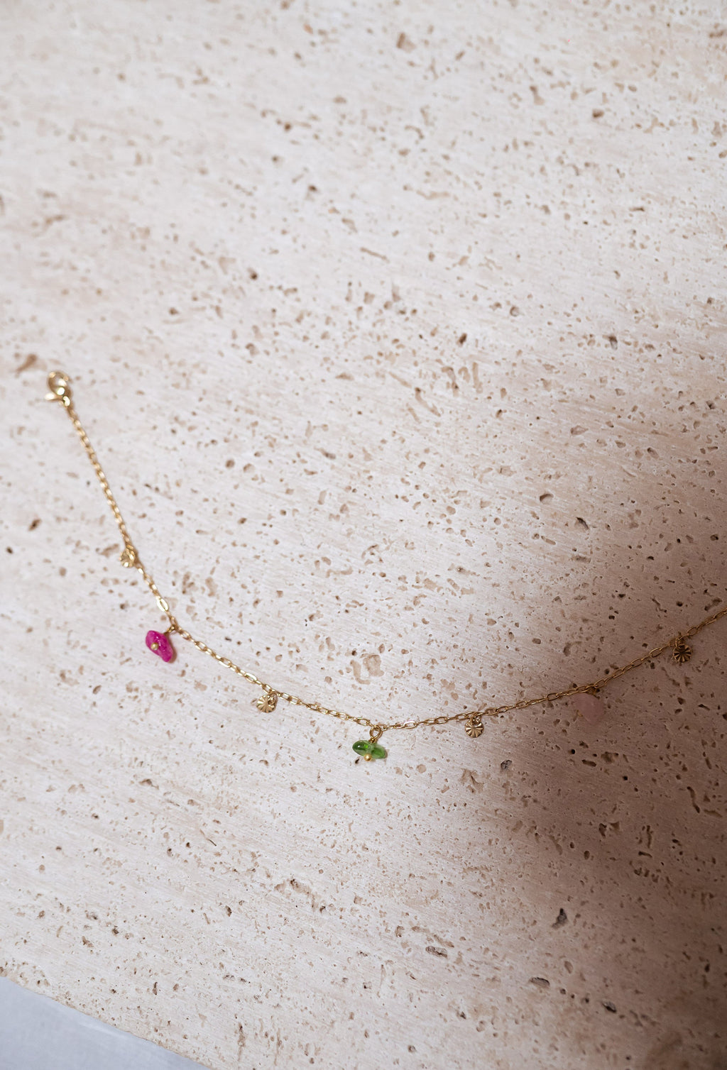 Chaine de cheville Delta - dorée avec perles multicolores